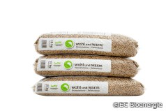 wohl und warm-Pellets kommen in Recyclingfolie